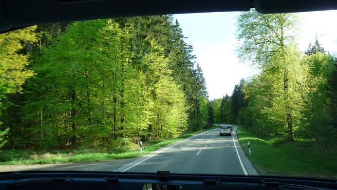 Zdjęcie ao artykułu - widok przez szybę autobusu