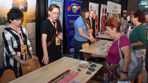 Zdjęcie z forum seniora - stoisko podmiotów ekonomii społecznej
