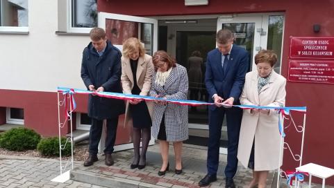 Otwarcie Centrum Usług Społecznych w Solcu Kujawskim - przecięcie wstęgi